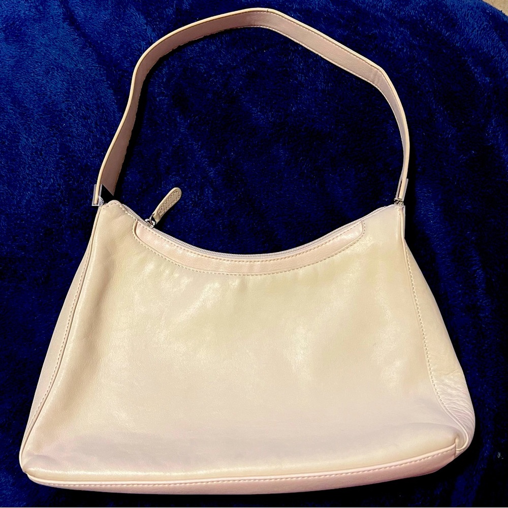 Beautiful leather bag, super soft and comfortable to wear.